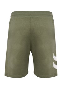 Pantalones cortos deportivos en verde oliva, hechos de tela suave, con un diseño de logo blanco en el lateral, cintura elástica y dobladillos limpios.