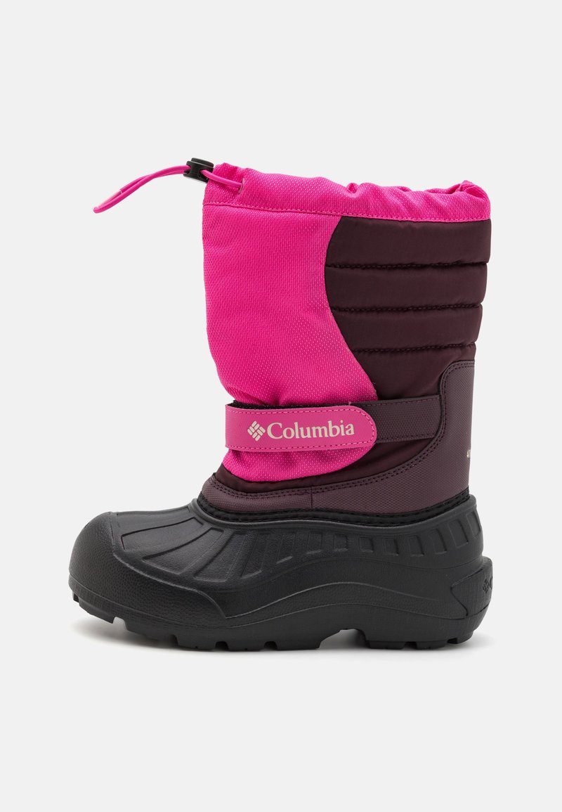 Botas com uma base de borracha preta à prova d'água, parte superior roxa e um topo com cordão, com realces em rosa e uma faixa de fecho de gancho e laço.