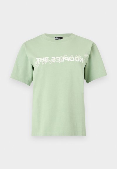 Ανοιχτοπράσινο κοντομάνικο T-shirt με στρογγυλή λαιμόκοψη και επάλληλο λευκό κείμενο που γράφει "THE KOOPLES" στο στήθος.