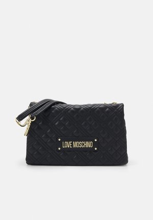 Borsa nera trapuntata con tracolla a catena dorata e targhetta con logo "LOVE MOSCHINO" in lettere dorate sul davanti.