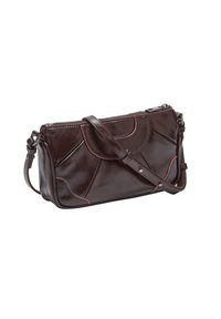 Borsa a tracolla in pelle marrone con cuciture geometriche e dettagli rosa a contrasto. Presenta una chiusura con cerniera e una tracolla regolabile.