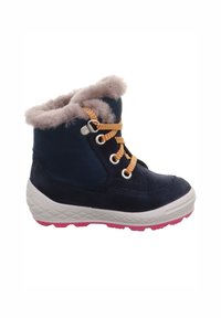 Marineblaues Wildleder-Ankelboots mit kuscheligem rosa Innenfutter, hellen Schnürsenkeln und einer weißen Zwischensohle mit einem Rautenmuster sowie einer rosa Außensohle.