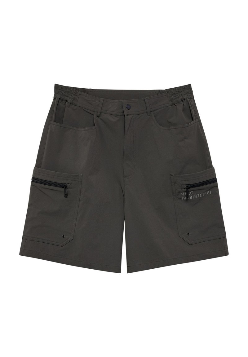 Pantalones cortos cargo color caqui hechos de una tela ligera. Incluyen una cintura con cordón, múltiples bolsillos y un bolsillo lateral con cremallera.