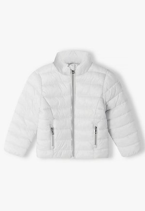 Veste matelassée blanche avec col haut, fermeture éclair avant et deux poches latérales zippées, posée à plat sur un fond blanc.