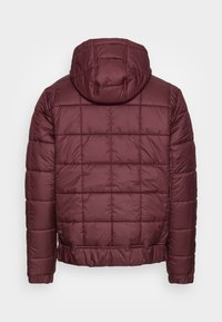 Vinröd puffjacka med huva, med en kviltad design, ribbade ärmslut och en elastisk nederkant för en tight passform. Slät, glänsande yta.
