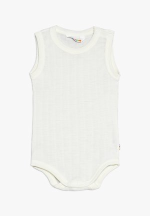 Bodysuit pour bébé sans manches de couleur blanche en tissu doux et texturé, avec des fermetures à pression aux épaules et à l'entrejambe. Design simple et fonctionnel.