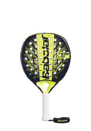 Babolat padelracket med et design i sort og lys gul, dobbelt tekstureret overflade, perforeret ansigt og et hvidt greb med håndledsrem.