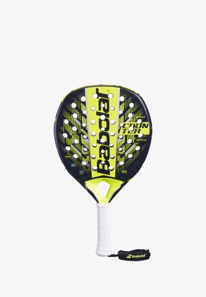 Babolat padelracket med et design i sort og lys gul, dobbelt tekstureret overflade, perforeret ansigt og et hvidt greb med håndledsrem.