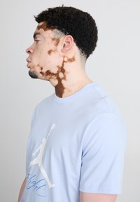 Jordan JUMPMAN FLIGHT TEE - Camiseta estampada - hydrogen blue