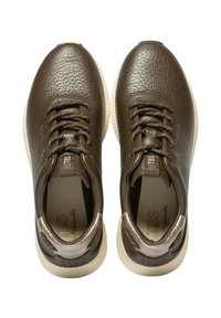 Baskets en cuir marron avec une surface texturée, bout rond et semelle contrastée. Présentent un design à lacets et des accents métalliques sur le talon.