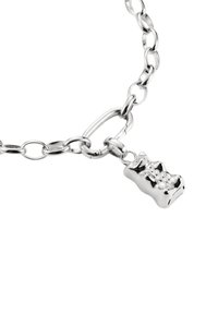 Zilveren schakelarmband met ronde schakels en een gummy beer charme, die een gepolijste afwerking en gedetailleerde textuur toont.