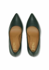 Zelené kožené topánky s špicatou špičkou a nízko strihaným vekom, s hnedej vnútornou podrážkou. Majú hladkú textúru a značkovú vnútornú podrážku.