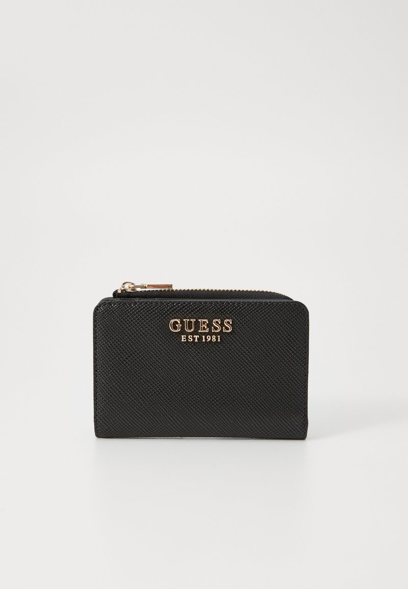 Portafoglio nero texture con logo dorato 'GUESS EST 1981'. Presenta una chiusura con zip e una forma rettangolare slim.