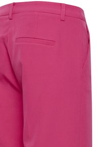Fuchsia-pinke Hose aus glattem Stoff, mit einer einzelnen Gesäßtasche und einem taillierten Schnitt mit Gürtelschlaufen.