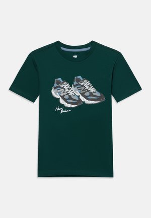 New Balance, GRAPHIC COLLAGE TEE - Тениска с щампа - nordic green