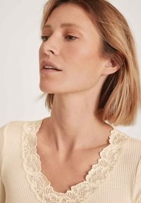 Calida KURZARM - Maglietta intima - light macadamia