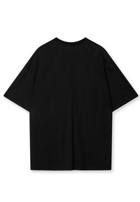 T-shirt nero a maniche corte realizzato in morbido cotone con vestibilità comoda. Il retro presenta un design semplice e un collo rotondo.