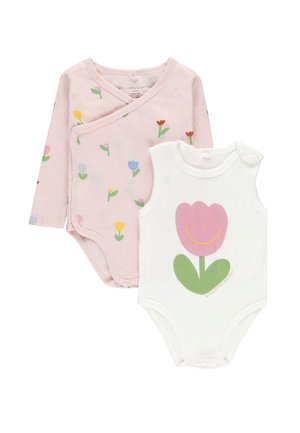 Due body per neonato: uno rosa con stampe di piccoli fiori colorati e chiusure a scatto, uno bianco senza maniche con una grande grafica di fiore rosa sorridente.