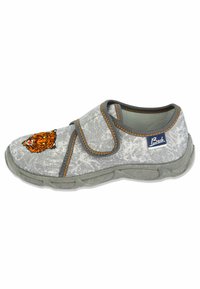 Botte grise à enfiler avec des coutures oranges et un graphique de tigre. Matériau synthétique, surface texturée et semelle en caoutchouc flexible.