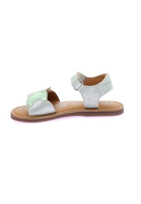 Sandalias de cuero plateadas y verde menta con un acento de lazo, diseño de punta abierta y correa para el tobillo ajustable con una plantilla color marrón.