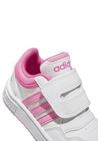 adidas Performance STREET HOOPS - Zapatillas de entrenamiento - white