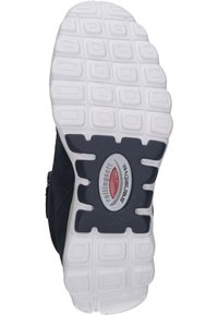Zwarte sneakerzool met een gestructureerde witte rubberen buitenzool met vierkante patronen, en een centraal logo in een grijze ovalen vorm.
