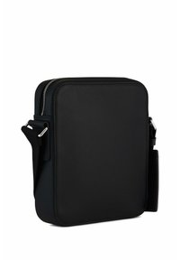 Borsa a tracolla nera in pelle, forma quadrata, chiusura con zip, tracolla regolabile, superficie liscia, dettagli di cucitura sottili sui bordi.