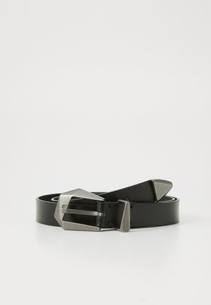 Ceinture en cuir noir enroulée avec une boucle en métal argenté, une boucle et un embout sur un fond blanc.