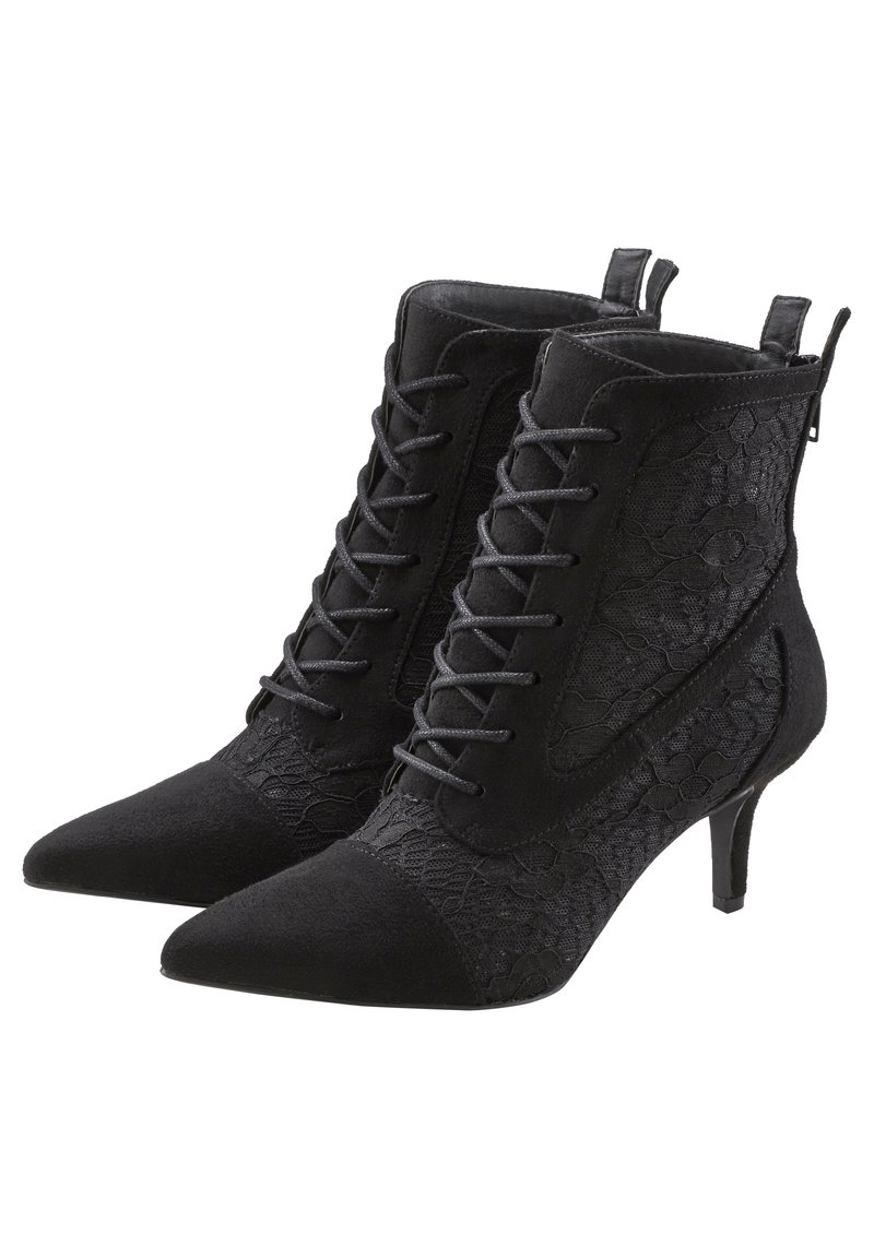 Botines negros hasta el tobillo con detalles de encaje, puntera afilada y un tacón bajo. Fabricados en ante y tela, cuentan con cordones decorativos y una lengüeta en la parte trasera.
