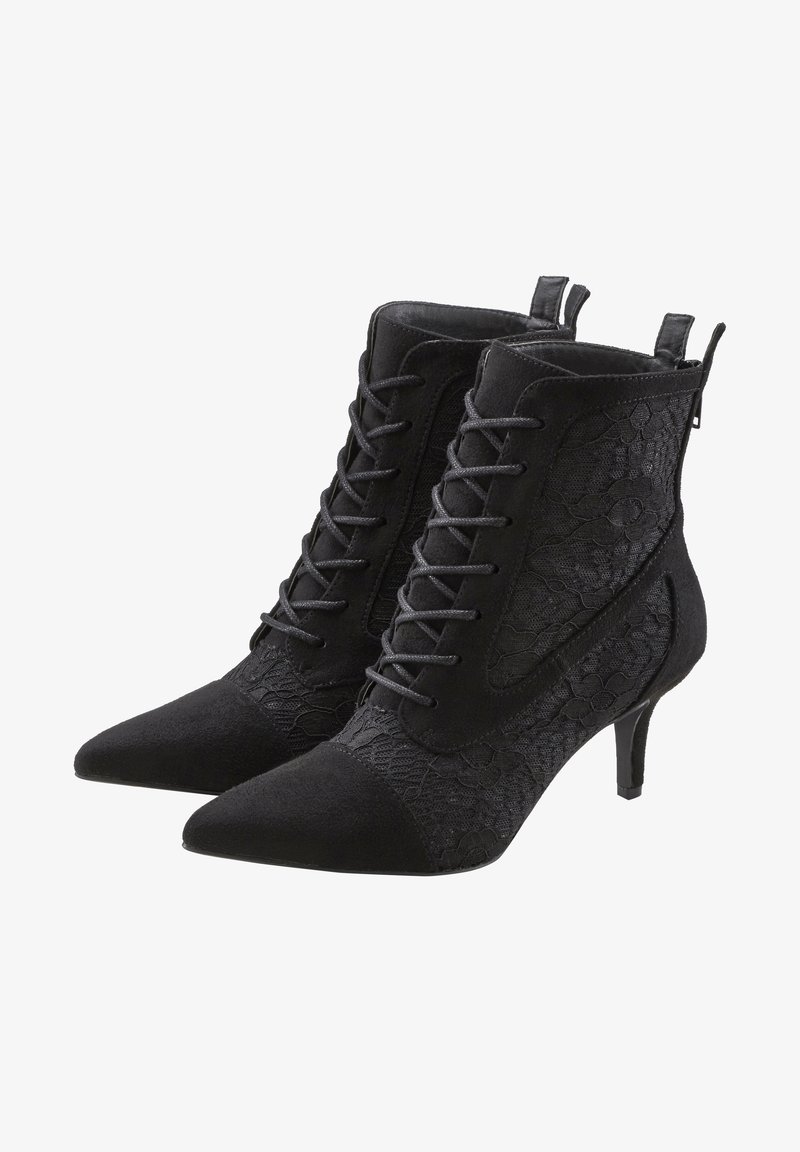 Stivaletti neri alla caviglia con dettagli in pizzo, punta affilata e tacco basso. Realizzati in suede e tessuto, presentano lacci decorativi e una linguetta sul retro.