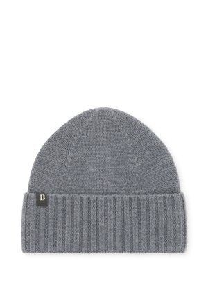 Bonnet gris en maille avec revers côtelé et petite étiquette noire portant la lettre blanche B sur le côté gauche du revers.