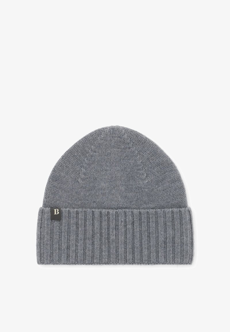 Bonnet gris en maille avec revers côtelé et petite étiquette noire portant la lettre blanche B sur le côté gauche du revers.