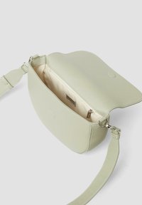 Lichtgroene leren schoudertas met een zachte vorm, een magnetische drukknoopsluiting en een binnenzak. De strap is verstelbaar en heeft een textuur.