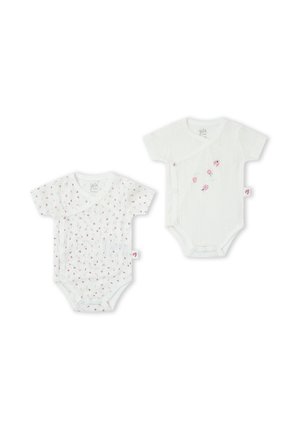 Dos bodys blancos de manga corta para bebé con cierres de broches laterales; uno con pequeño estampado floral rosa, el otro con bordado de mariquita rosa y flor.