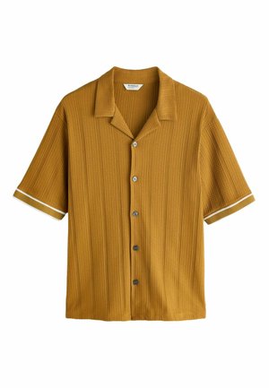 Senfgelbes kurzärmeliges Strickshirt mit vertikal gerippter Struktur, durchgehendem Knopfverschluss, offenem Kragen und weißem Streifendetail an den Ärmelbündchen.