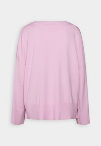 Pull rose à manches longues avec un large col et des poignets côtelés. Texture douce, coupe décontractée et ourlet droit à la hauteur des hanches.