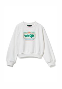 Sudadera blanca recortada con mangas raglán largas, puños y dobladillo acanalados, con texto impreso colorido "HAWKINS HITMAKER" y diseño "WSQK".
