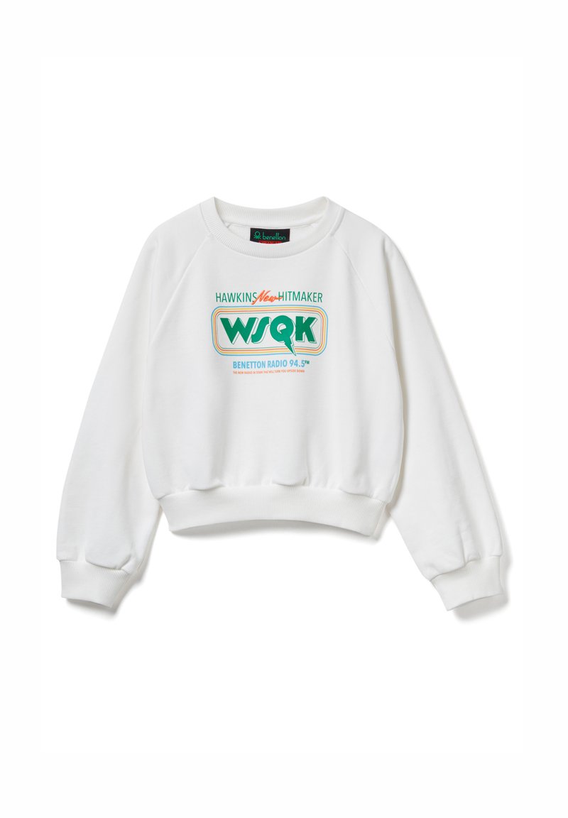 Sudadera blanca recortada con mangas raglán largas, puños y dobladillo acanalados, con texto impreso colorido "HAWKINS HITMAKER" y diseño "WSQK".