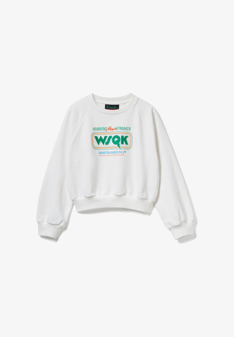 Sudadera blanca recortada con mangas raglán largas, puños y dobladillo acanalados, con texto impreso colorido "HAWKINS HITMAKER" y diseño "WSQK".