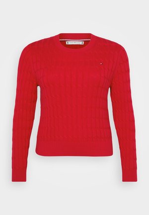 Czerwona sweter dzianinowy z teksturowanym wzorem w warkocze, okrągłym dekoltem oraz prążkowanymi mankietami i dolnym brzegiem. Subtelny detal z logo na piersi.