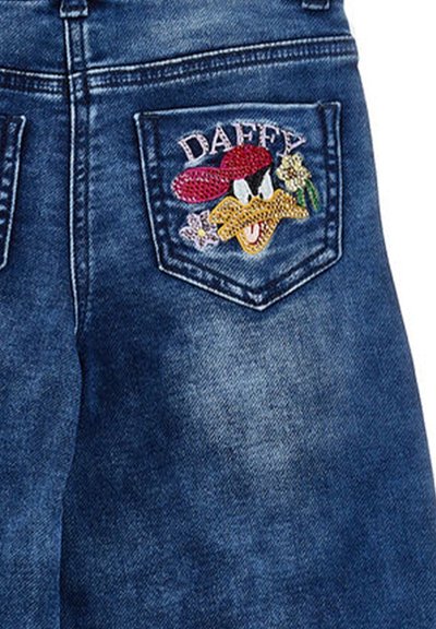 Denim shorts med en baglomme, der har farverig broderi af en tegneseriefigur, "DAFFY," og blomsterdetaljer. Mørkeblå i farven.