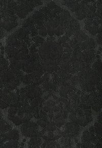 Černá texturovaná tkanina s jemným květinovým damaskovým vzorem, hladkým povrchem a složitými detaily v celém rozsahu.