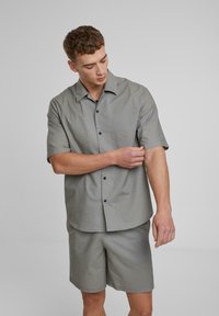 Urban Classics RELAXED SHORT SLEEVE  - Vapaa-ajan kauluspaita - paleolive