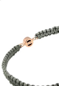 Bracelet en cordon tressé gris avec un fermoir en métal rose doré. Fermoir marqué "925" indiquant la teneur en argent. Texture lisse, design minimal.