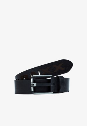 Zwarte leren riem met een metalen gesp en reliëf "BAXX" op het uiteinde van de riem, opgerold met de gesp aan de voorkant.
