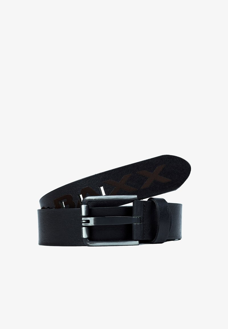 Zwarte leren riem met een metalen gesp en reliëf "BAXX" op het uiteinde van de riem, opgerold met de gesp aan de voorkant.