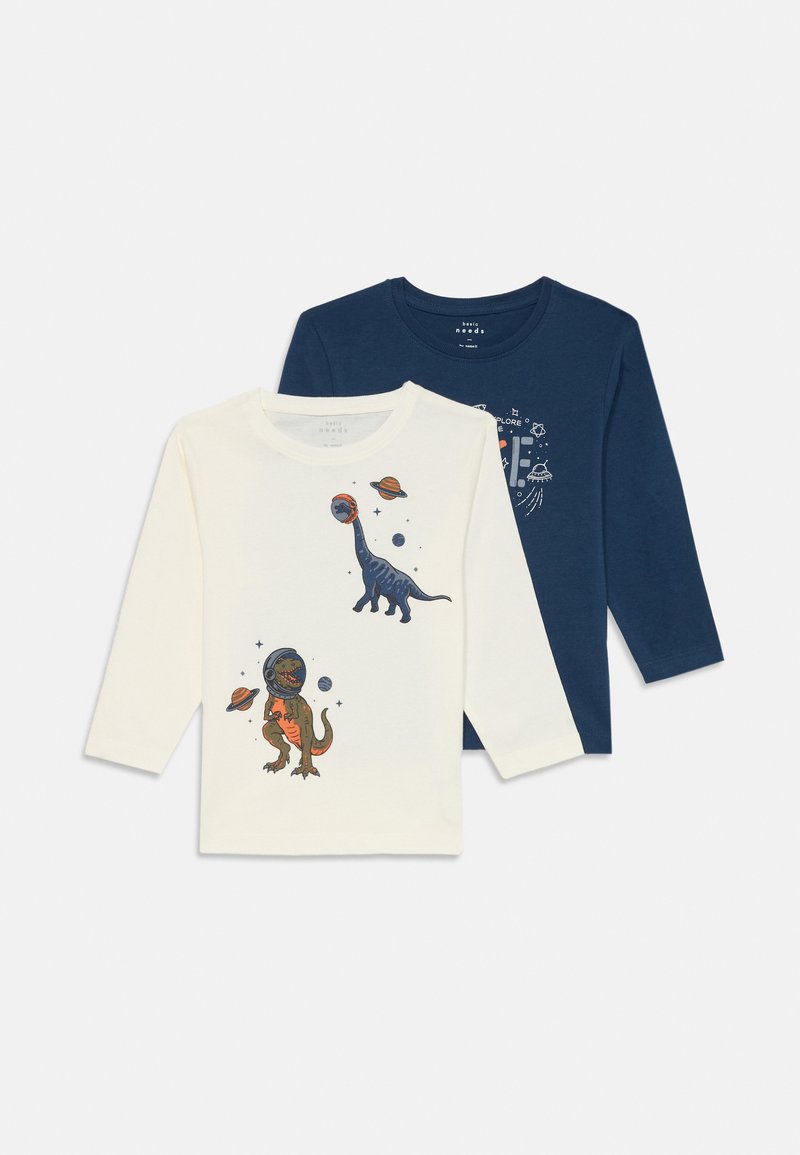 Due magliette a manica lunga in cotone: una color crema con stampe di dinosauri, l'altra blu scuro con design spaziale. Entrambe presentano colli a costine e una texture morbida.