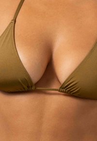 Olivgröna triangelformade bikiniöverdelar, med tunna justerbara band och rynkade sidor, tillverkad av slät stretchig tyg.