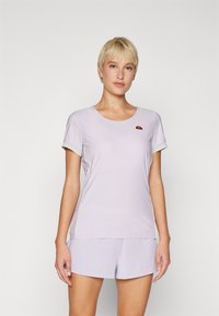 Lyselilla treningsgenser med korte ermer og rund hals, med kontrasterende lysegrønn kant og en liten logo på brystet.