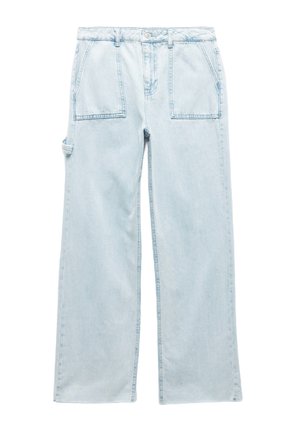 Lyseblå denim cargo bukser med en afslappet pasform, der har to frontlommer og en sidelomme, skrå stikninger og en knaplukning.